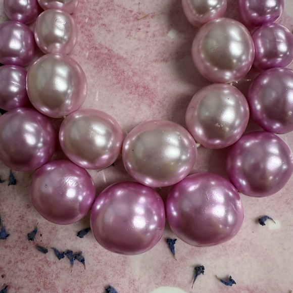 Set Vintage Pink Beaded Necklace & Japan pink cluster clip on earrings. - Picture 4 of 9